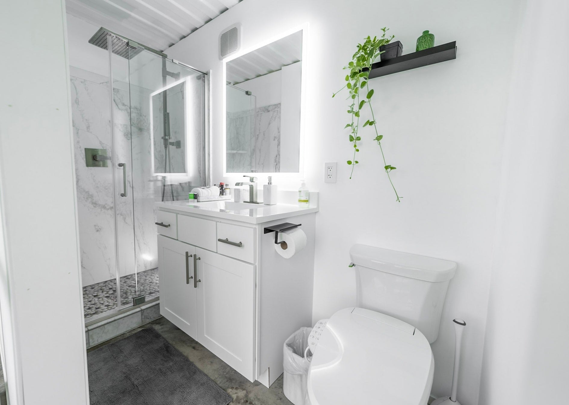 [Bathroom] slidertag; Bathroom ; Complete with a walk-in shower, bidet, and a mirror featuring adaptable lighting.